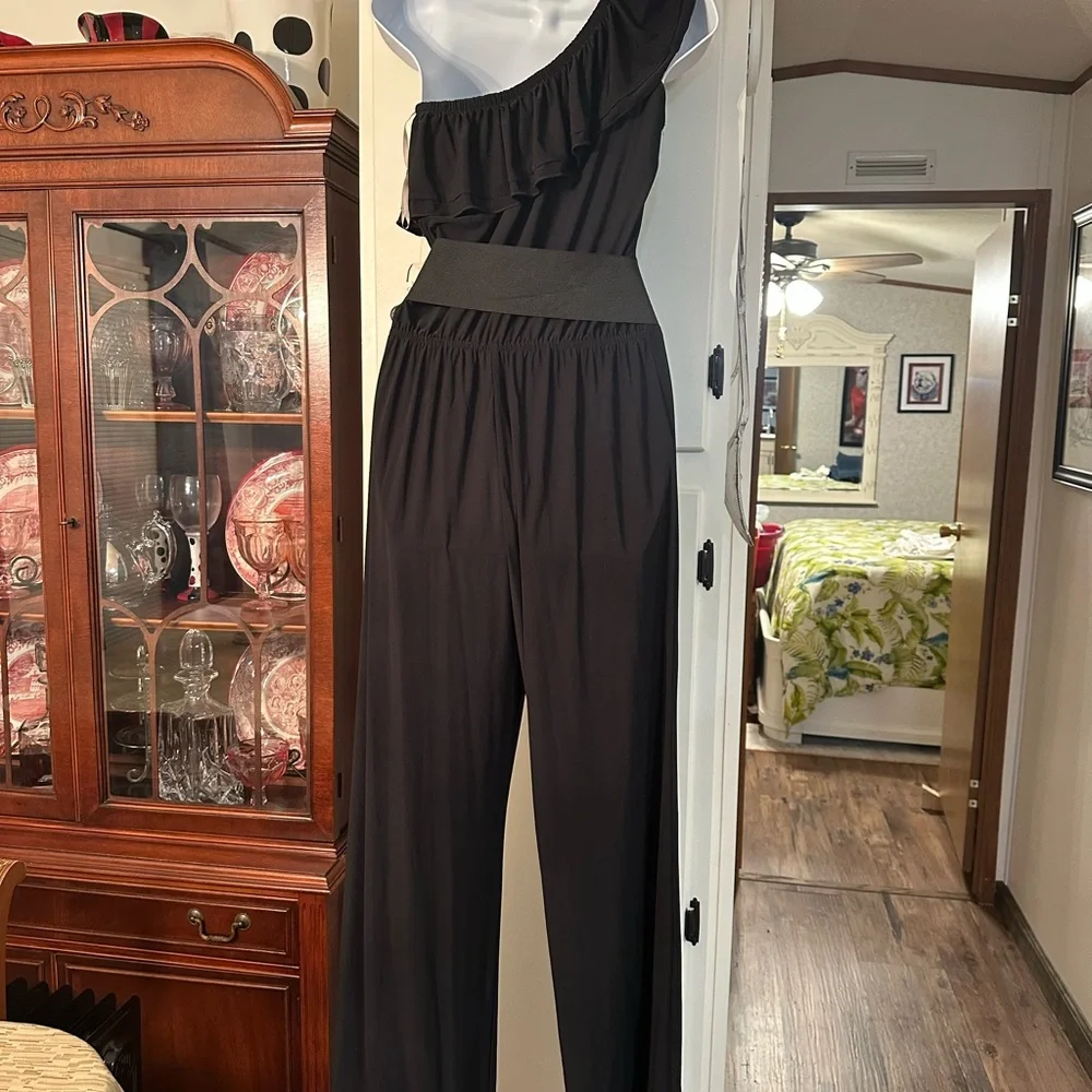 Elegant Black One-Shoulder Jumpsuit - Picture 4 of 5